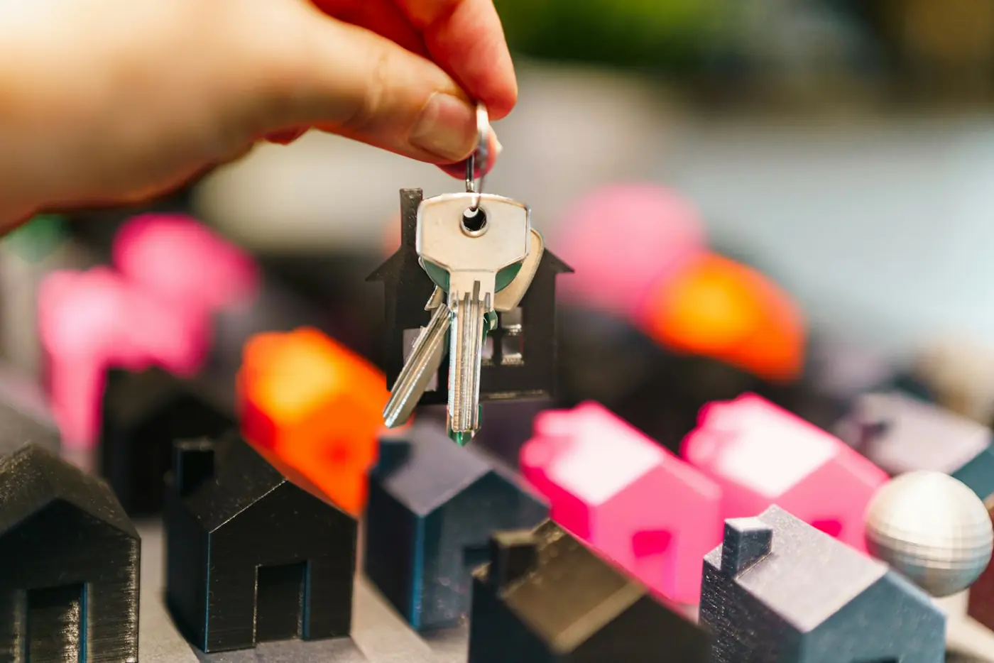 Clés d’une maison tenues à la main