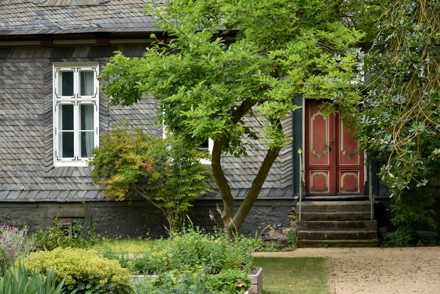 Maison ancienne avec un jardin fleuri