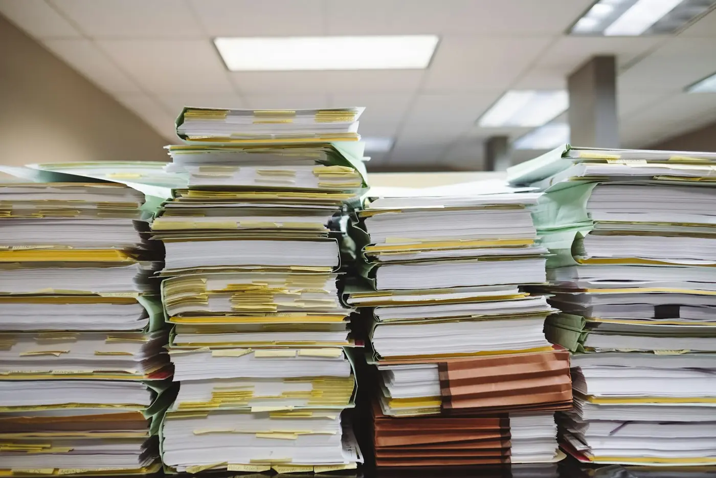 Piles de dossiers papier