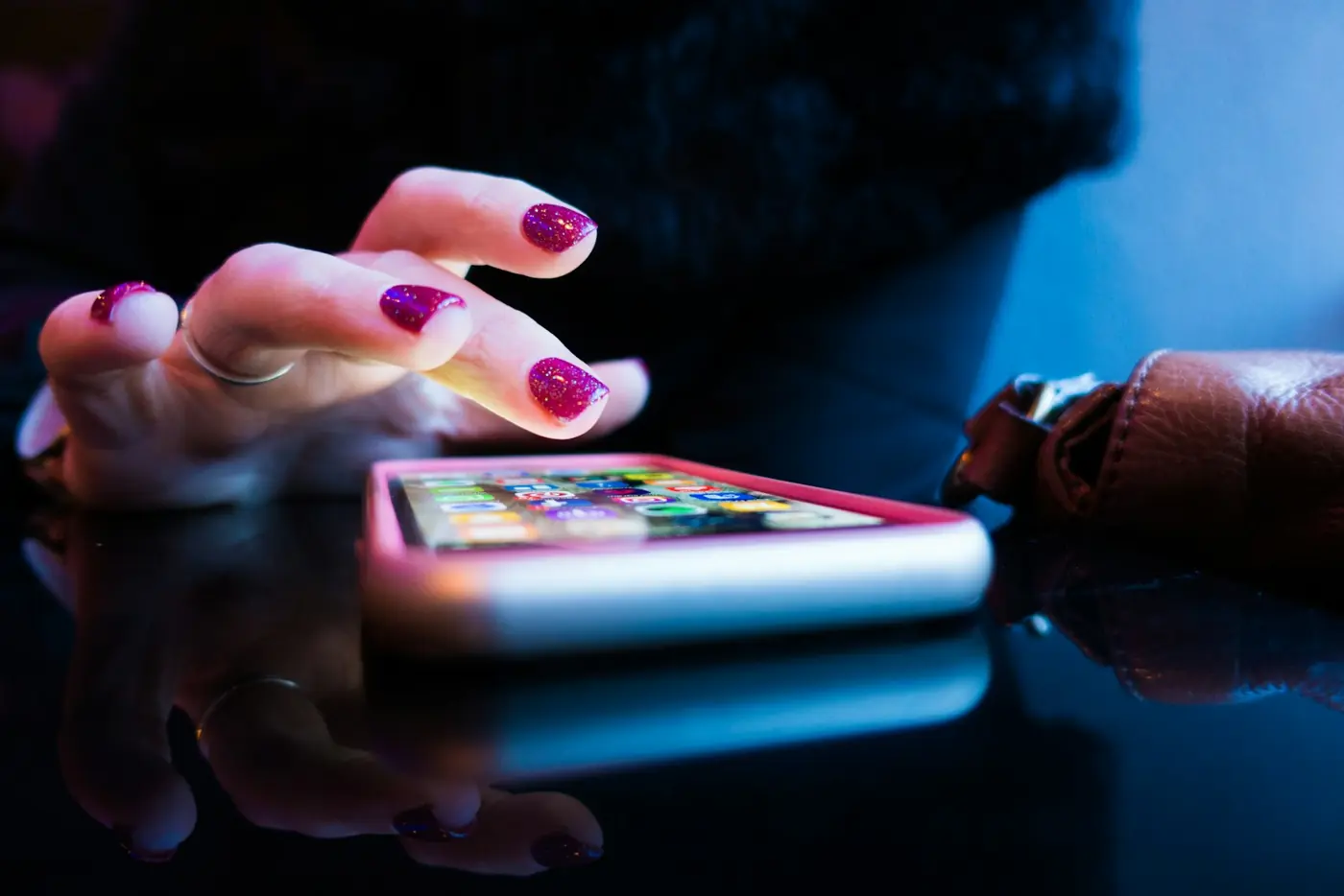 Personne utilisant un smartphone